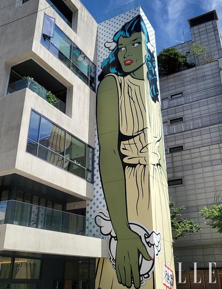 스페이스 파운틴 건물 외벽에 설치된 한국 최초의 디페이스 벽화 작품. 녹색 피부와 파란 헤어를 가진 여성의 모습에 숨겨진 욕망과 현대사회의 불안, 공포를 담았다.