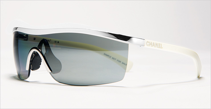 메탈 장식을 더한 선글라스는 가격 미정, Chanel.