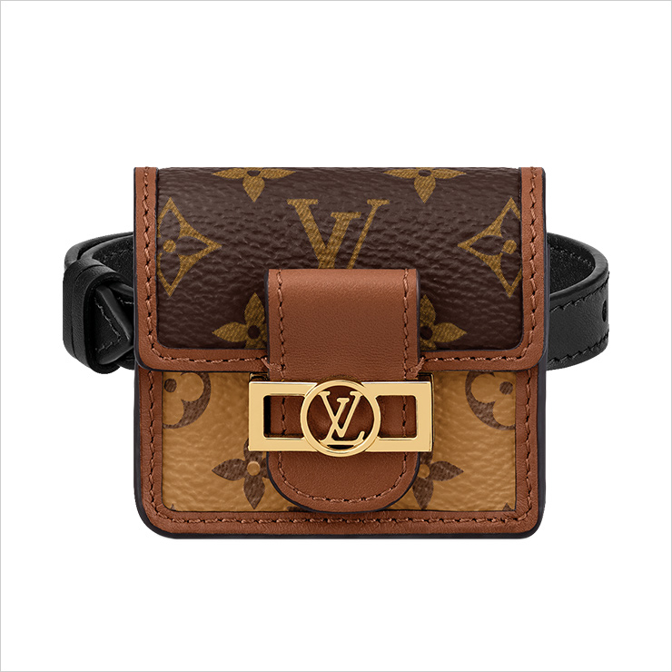 모노그램 패턴의 작은 포켓이 달린 브레이슬렛은 가격 미정, Louis Vuitton.