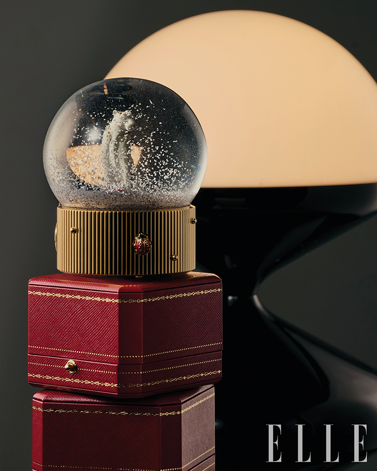 눈밭의 팬더를 표현한 디아볼로 드 까르띠에 스노우 글로브는 Cartier.
