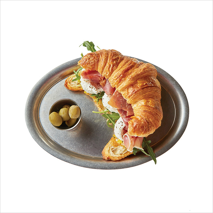 리코타 치즈와 하몽, 바질 잼으로 유럽의 풍미를 느낄 수 있는 리코타 샌드위치는 1만3천5백원.