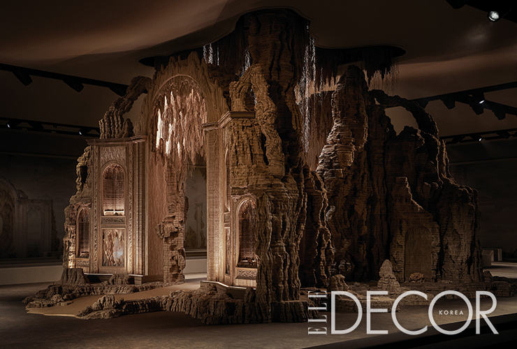 디올의 2023 S/S 패션 쇼장을 가득 채운 신비로운 동굴의 모습. © Adrien Dirand