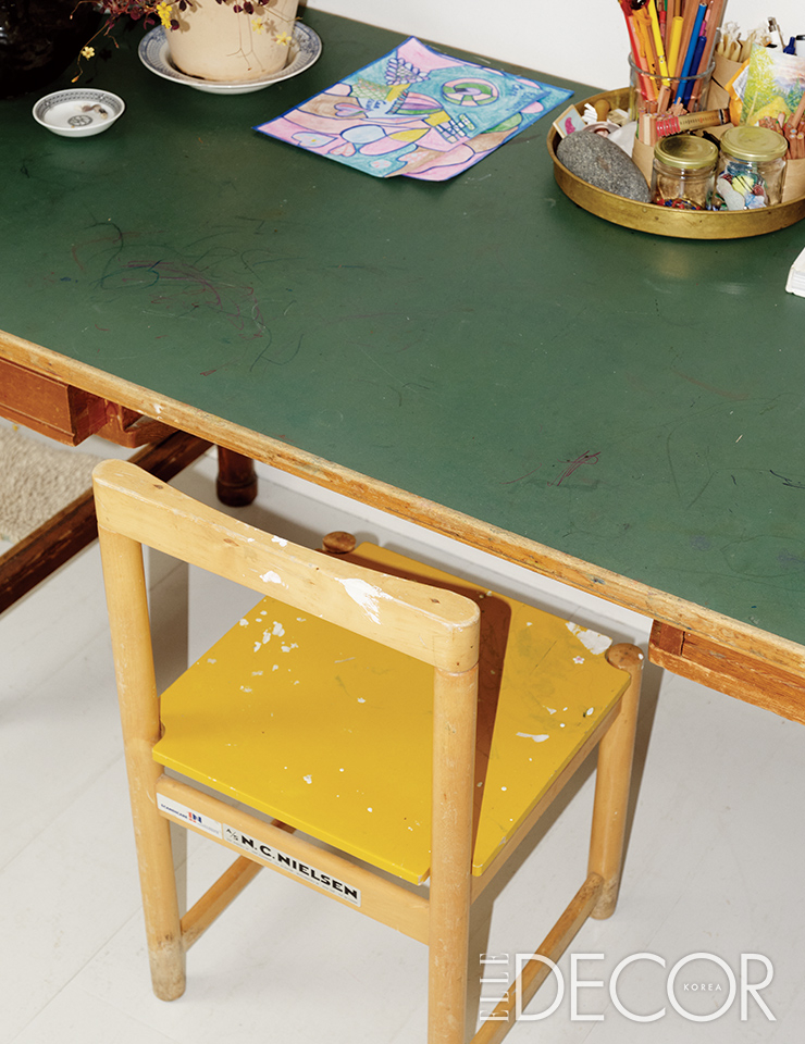 아이를 위한 책상과 의자가 곳곳에 놓인 집.