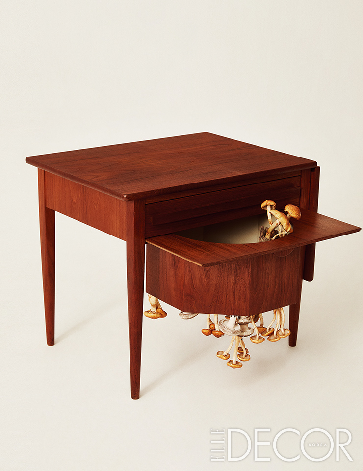 간결한 다리 라인과 하단의 육각형 수납장이 독특한 소잉 테이블은 Johannes Andersen by Saida Vintage.