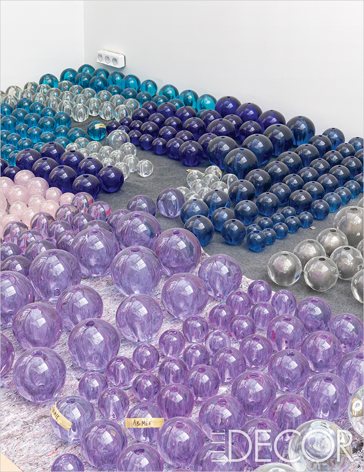 유리 구슬 시리즈에 사용될 각양각색의 재료들.