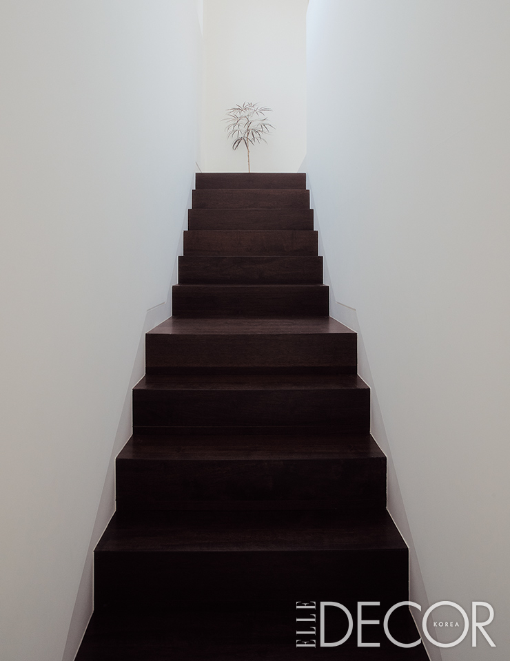 1층과 2층을 연결하는 짙은 색의 나무 계단.