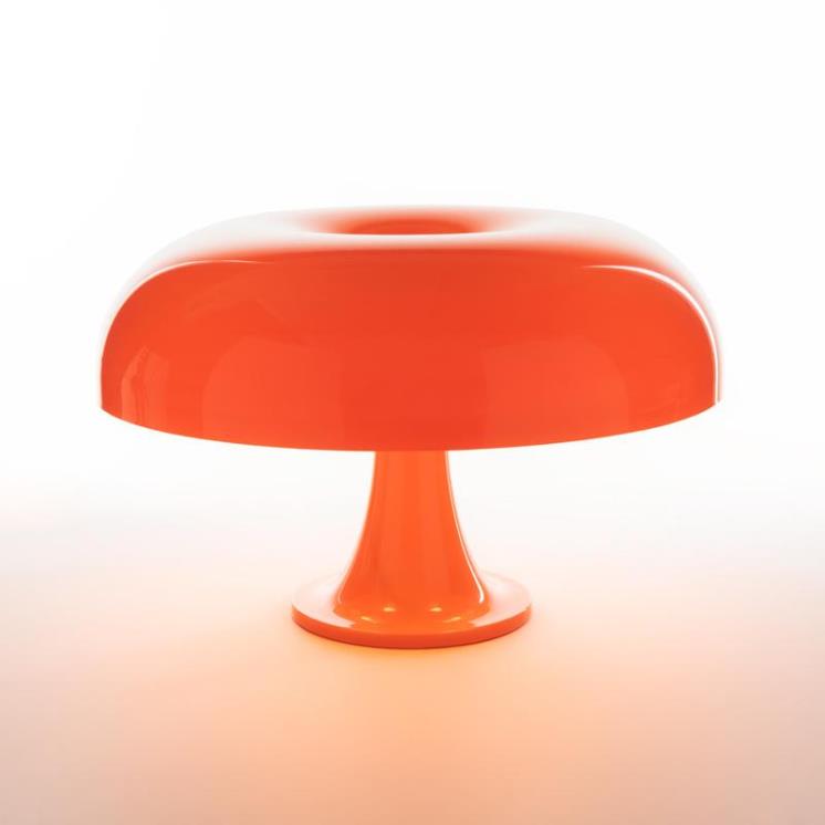 책상 위에 따뜻하고 동화적인 세계를 펼치는 네소. 색상은 오렌지, 화이트 두 가지. 
