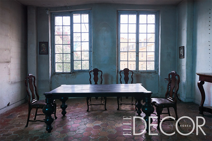 이반의 17세기 아틀리에 속 200년 된 창문. 뒤쪽에 걸린 그림과 의자, 조명은 이반의 빈티지 컬렉션, 올랑데즈 테이블은 Astier de Villatte.