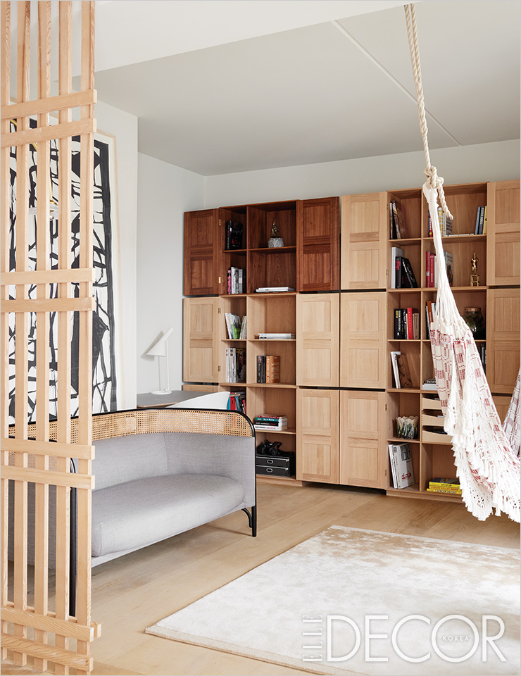 홈 오피스 겸 서재로 쓰는 공간. 듀오 디자이너 감프라테시(GamFratesi)가 디자인한 소파는 Frederica Furniture.
