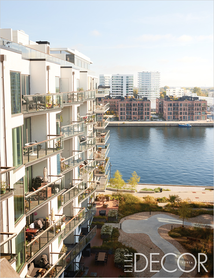 코펜하겐 남쪽 항구와 연결된 운하가 내려다보이는 시드하브넨 지역의 아파트 전경.