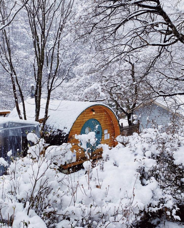 눈 내린 한겨울의 호빗하우스