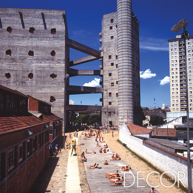 단순하고 일상적인 현지 재료를 사용한 세시 폼페이아는 상파울루의 문화공간으로 1986년에 완공됐다.