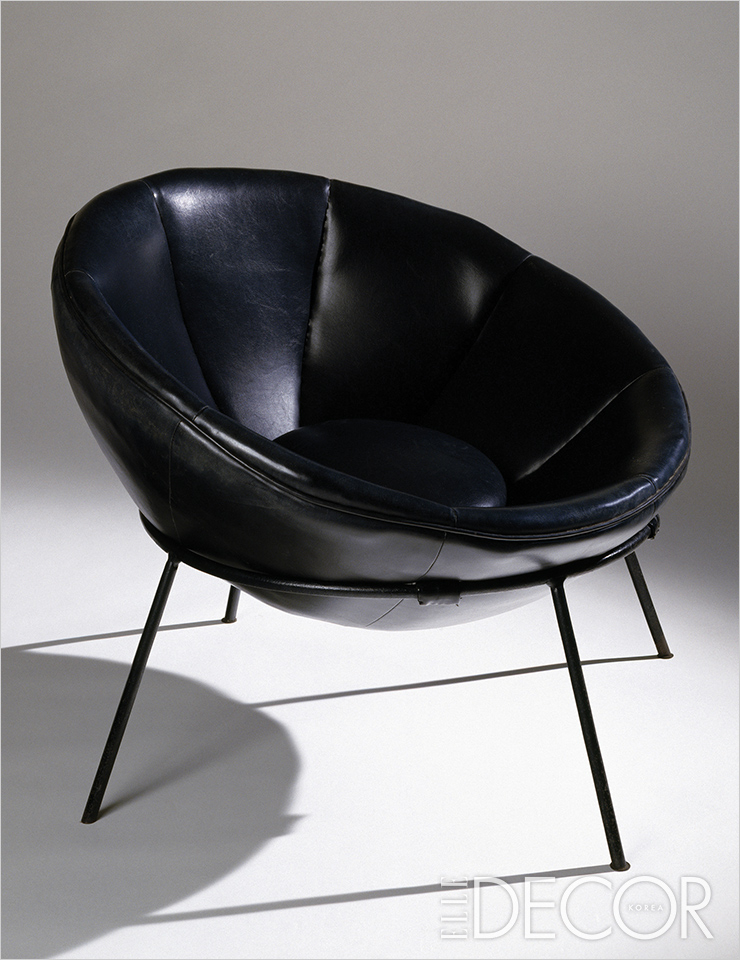 인체 비율을 고려한 볼 체어(Bowl Chair)는 뉴욕 모마(MOMA) 소장품 중 하나이다.