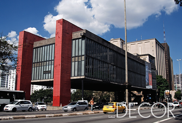 상파울루 미술관은 1947년 리나 보 바르디가 브라질로 이주 후 맡은 첫 건축 프로젝트.
