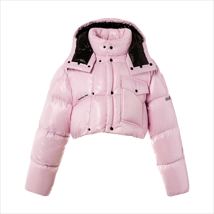 산뜻한 핑크 컬러의 크롭트 패딩 재킷은 2백22만원, 7 Moncler Frgmt.