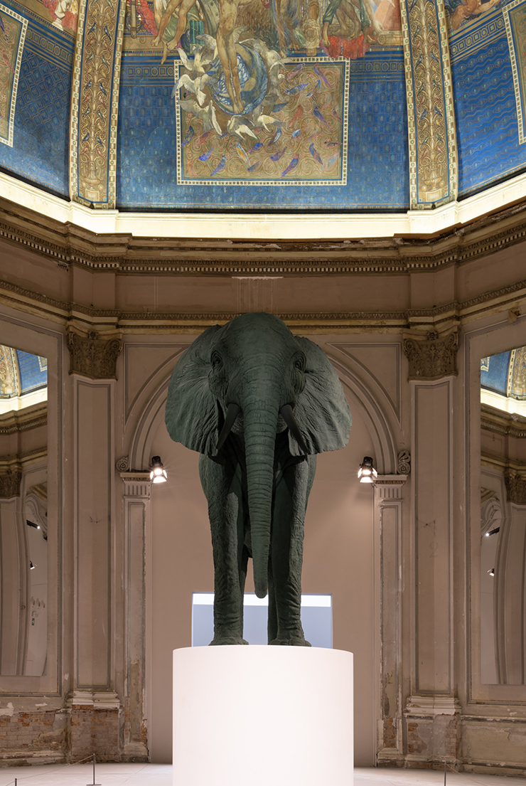 Katharina Fritsch, 〈Elefant / Elephant〉, 1987, Polyester, wood, paint420x160x380cm, With the additional support of Institut fur Auslandsbeziehungen – ifa. Photo by: Marco Cappelletti
