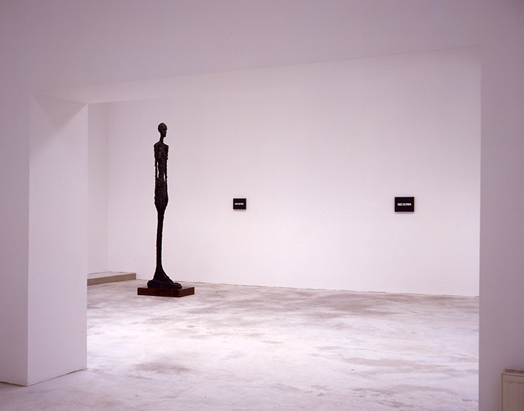 온 카와라가 직접 기획한 자코메티와의 2인전 «Conscience»(1990). 전설적인 전시로 회자될 뿐만 아니라 ‘The best expo in Europe’상을 받았다. Photo : André Morin