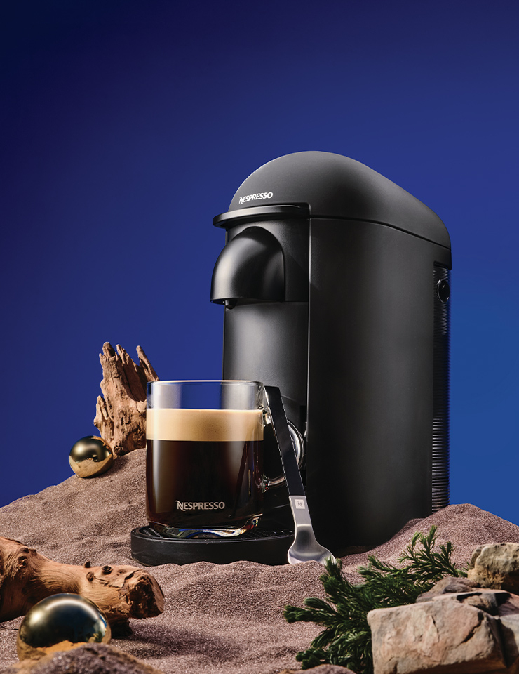 회전 추출 시스템으로 만들어진 크레마가 품어낸 원두의 맛과 감각을 깨우는 900가지 커피 아로마가 완벽한 커피 경험을 선사한다. 네스프레소 버츄오, Nespresso.