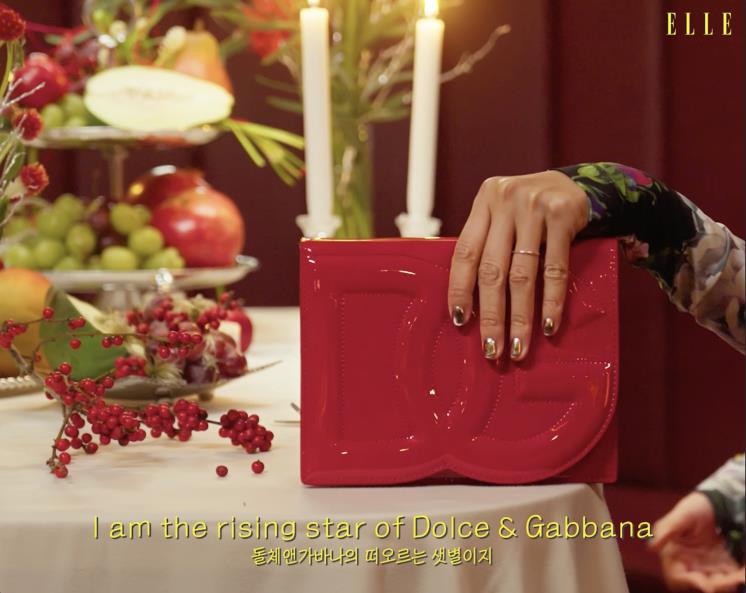영상 속 DG로고백은 Dolce&Gabbana.