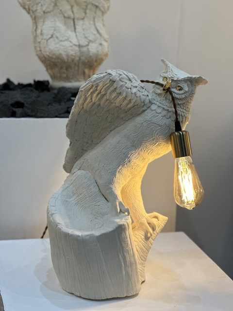 비스토무스의 도자로 빚어낸 부엉이 램프