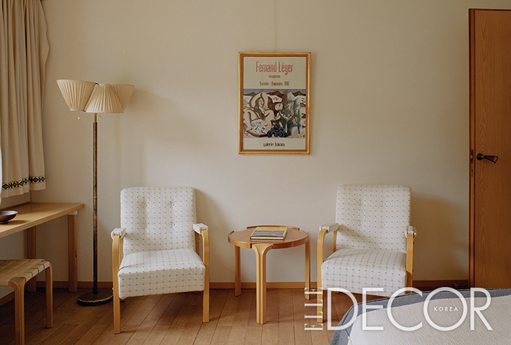 알바 알토가 디자인한 아르텍 컬렉션과 이 집을 위해 제작한 가구들이 놓인 거실과 침실.
