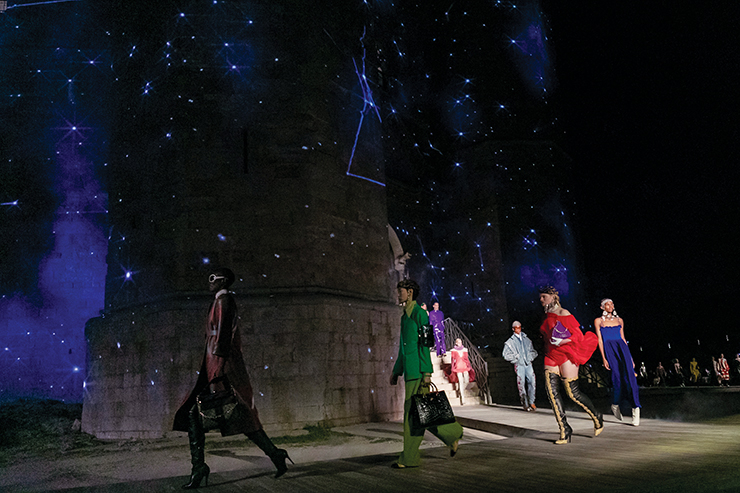 피날레의 한 장면. 카스텔 델 몬테를 수놓은 은하계와 별자리가 비현실적으로 아름다웠다.