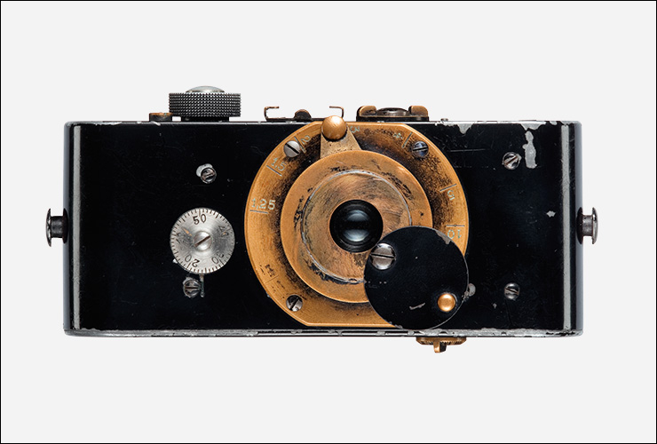 라이카 M 시스템과 Q 시스템의 모태라고 할 수 있는 우르-라이카. 1914년, 라이카의 전신인 라이츠 베츨라의 오스카 바르낙이 개발한 카메라로 사상 최초의 35mm 필름 카메라였다.