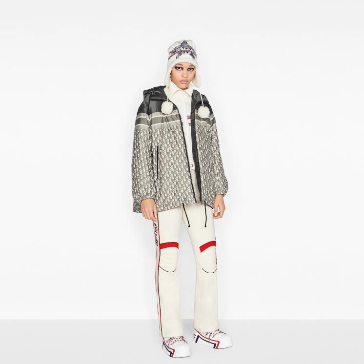 미세 섬유를 촘촘하게 평직한 태피터 폴리에스터 양면 다운 재킷은 1000만 원, Dior.