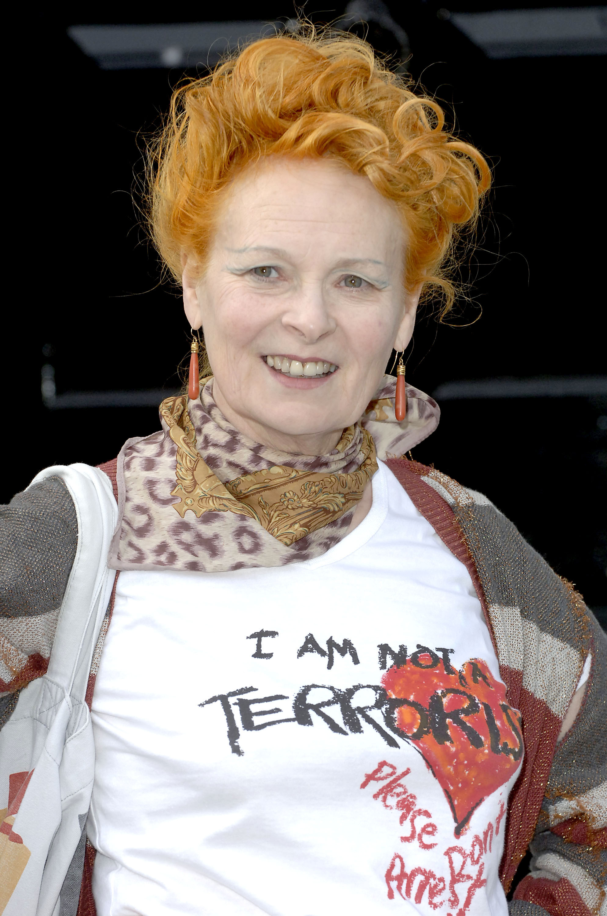 ‘I am not a terrorist’ 티셔츠를 입은 비비안 웨스트우드 @GettyImages