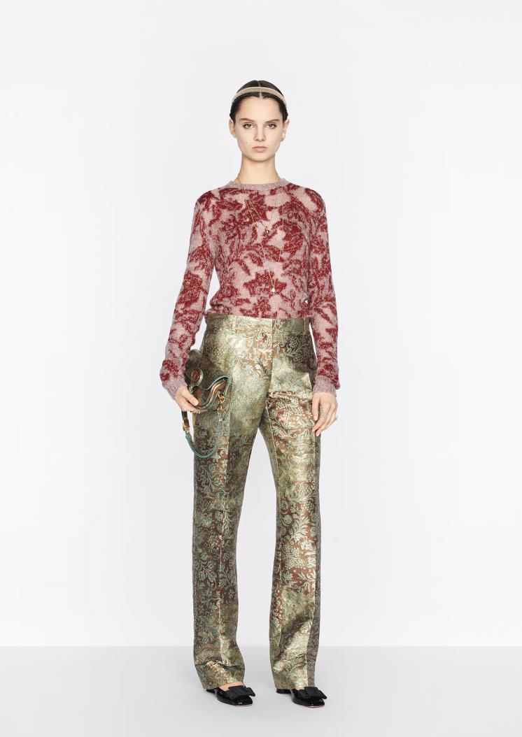 모헤어와 캐시미어, 알파카, 실크 혼방에 패턴이 섬세한 스웨터는 270만 원, Dior.