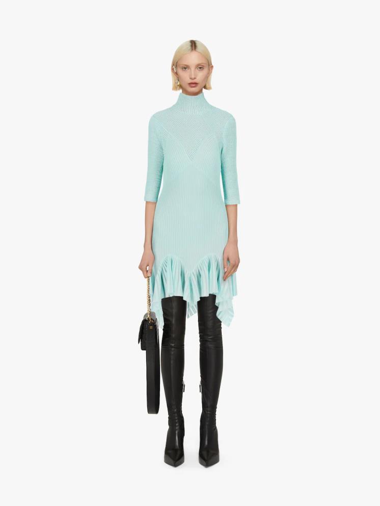 섬세한 프릴이 달린 민트 그린 드레스는 447만 5천 원, Givenchy.