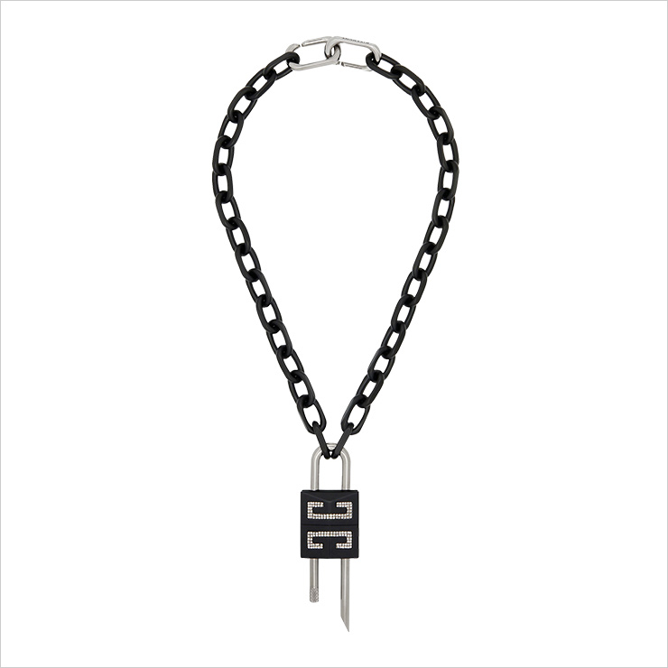크리스털을 장식한 4G 자물쇠 펜던트 네트리스는 1백56만5천원. Givenchy. 