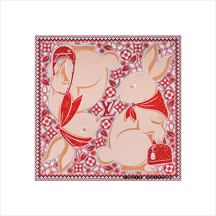 토끼와 모노그램 패턴을 담은 실크 스카프는 50만원, Louis Vuitton.