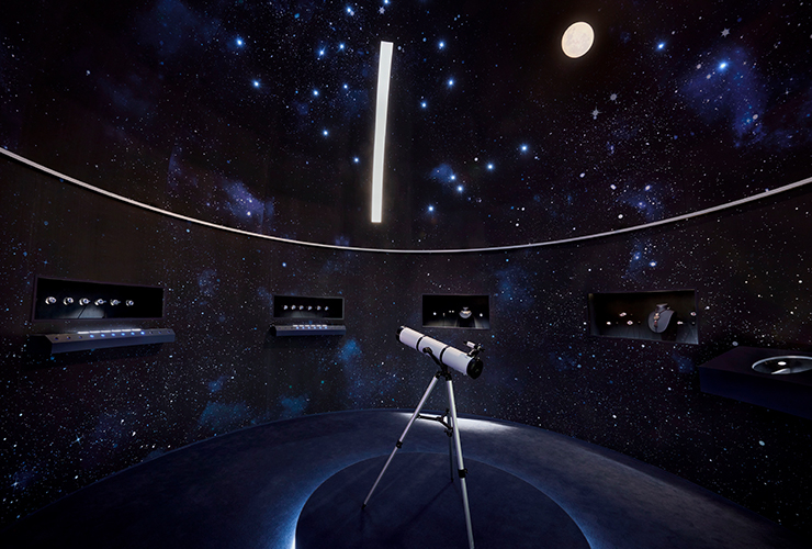 우주를 시적으로 해석해 시계로 표현한 반클리프 아펠의 세계관을 확인할 수 있는 포에틱 아스트로노미.