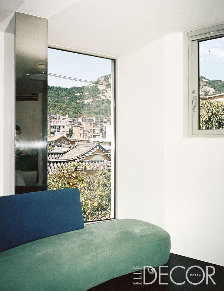 안토니오 치테리오가 디자인한 유선형 소파 뒤로 인왕산 전경이 그림처럼 펼쳐져 있다.