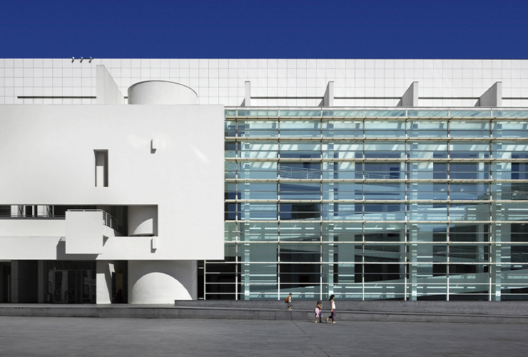 바르셀로나 현대미술관. 흰색 외관의 아름다운 건물은 리처드 마이어의 작품.