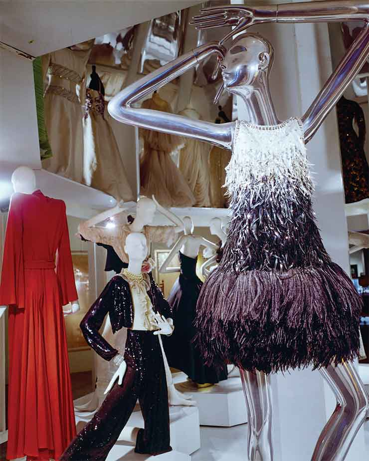 V&A의 1971년 세실 비튼 전시. 리 라지윌이 기부한 1967년 이브 생 로랑의 칵테일 드레스가 디스플레이되었다. 