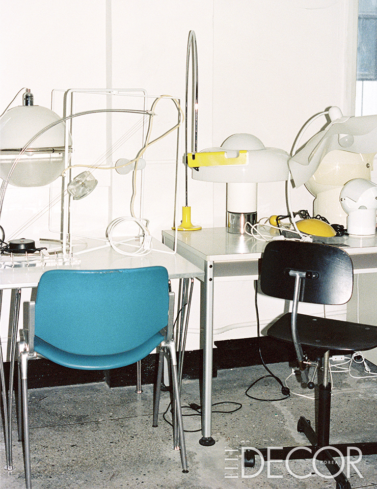 테이블 위에 파비오 렌치 디자인의 포커스 램프, 조 콜롬보 디자인의 스파이더 테이블 램프 등 빈티지 조명들이 놓여 있다.