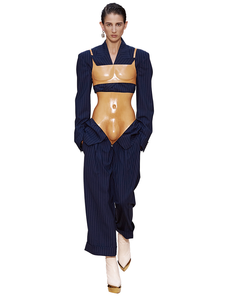 디자이너 올리비에 루스테잉이 함께한 장 폴 고티에의 쿠튀르 컬렉션에 여성의 몸 일부를 강조한 트롱프뢰유 룩이 등장했다.