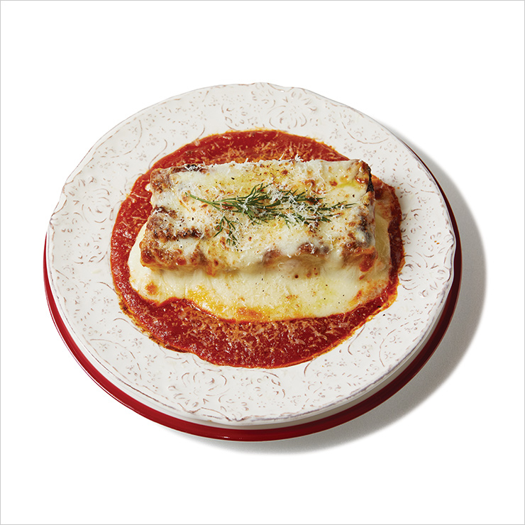 보기 좋게 흘러내린 치즈와 토마토 소스, 견과류가 풍미를 완성한 클래식 라자냐는 1만6천원.