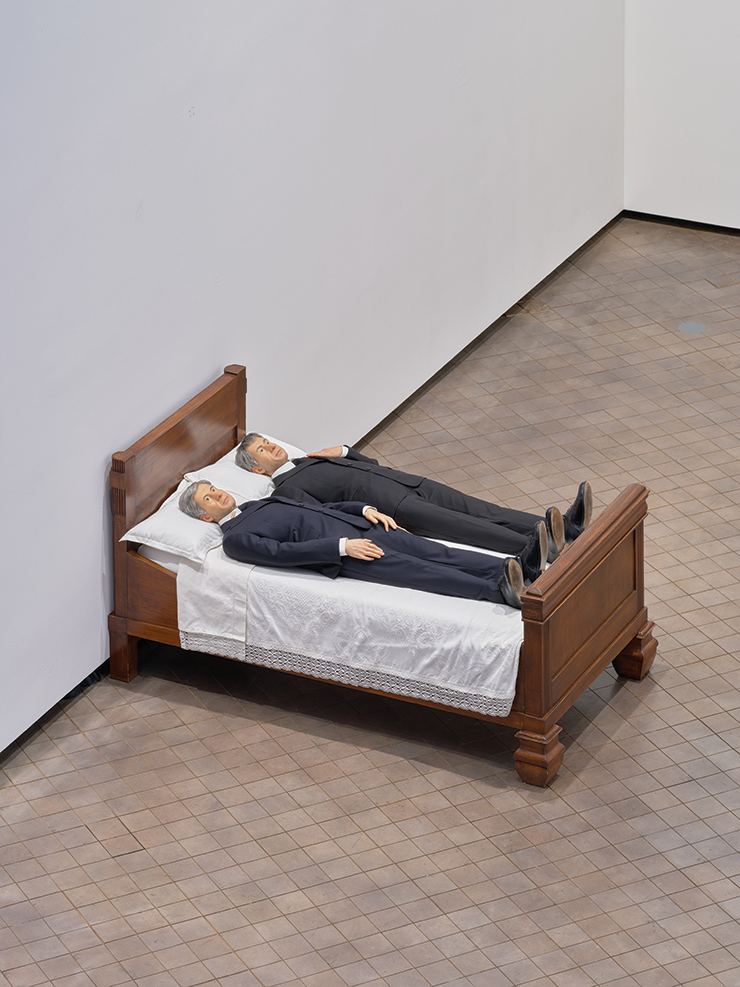 ’우리’(2010). 공교롭게도 누워 있는 두 남자 모두 카텔란을 닮았다. 장례식을 떠올리게 한다.