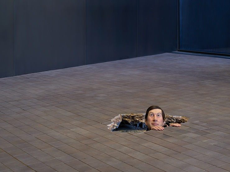 ‘무제’(2001). 실제로 리움미술관 바닥을 뚫어 설치했다. 카텔란을 닮은 얼굴로, 기성 미술계의 영웅적 존재가 아닌, 외부인과 같은 자신의 위치를 풍자하는 듯하다. 