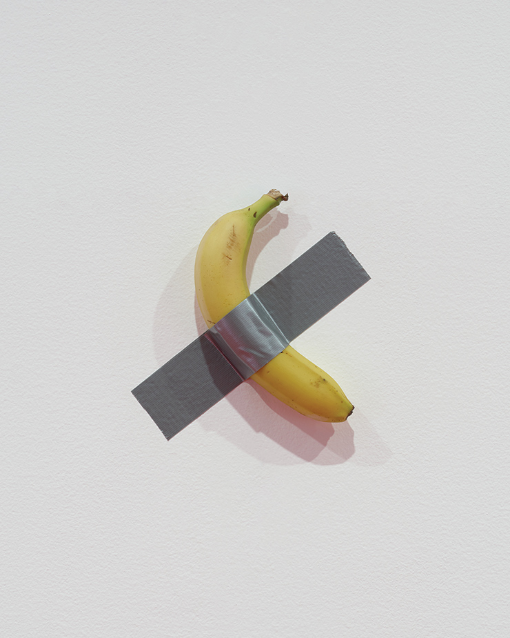 ‘코미디언’(2019). 아트 바젤 마이애미에 첫 등장한 이후로 카텔란의 대표작이 됐다. 한 예술가는 바나나를 떼어 먹기도.