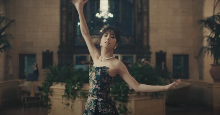 지수 ‘꽃(FLOWER)’ 뮤직비디오의 장면. 해당 의상은 리리(LEE y. LEE y)의 2023 봄 여름 시즌의 페르난드 드레스.