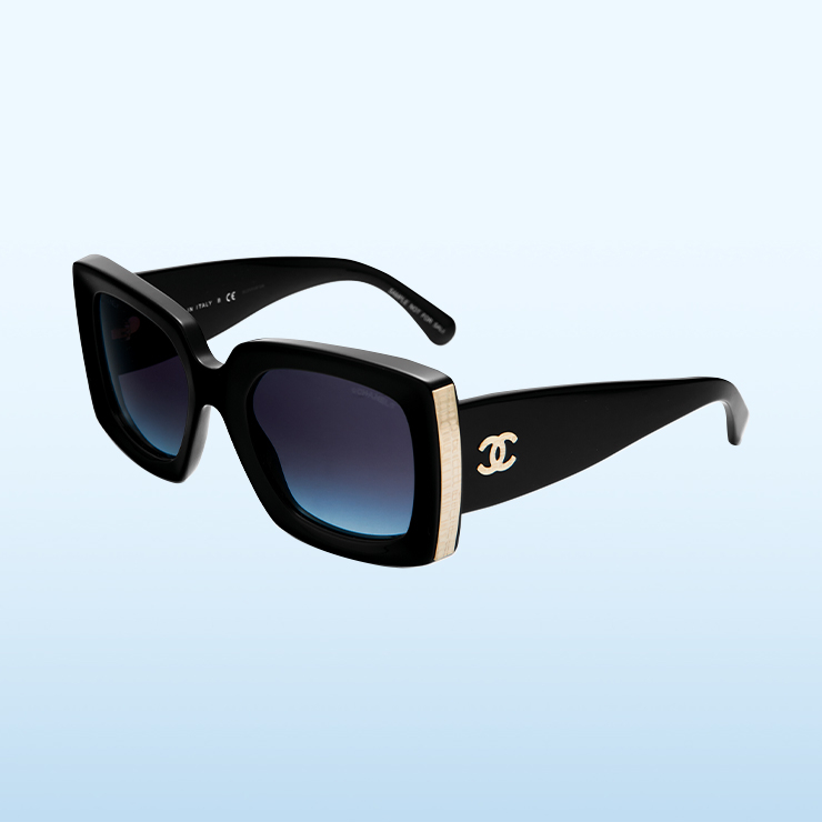 프레임에 더한 골드 라이닝이 특징인 선글라스는 가격 미정, Chanel.