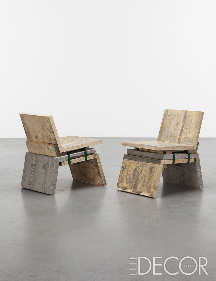 개인전 〈더 몰드 오브젝트 The Mould Objects〉에서 선보인 ‘Mould Chair’. 나무와 콘크리트를 조합해 만든 조각 ‘Les Amants 1’.