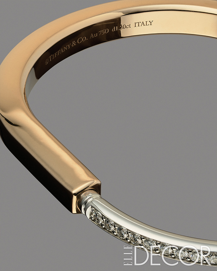 18K 옐로골드와 화이트골드에 라운드 브릴리언트 다이아몬드가 세팅된 티파니 락 하프 파베 다이아몬드 뱅글은 Tiffany & Co.