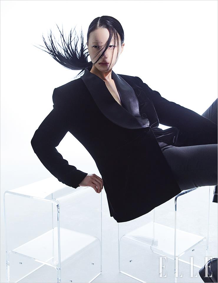 벨벳 새틴 라펠의 조화가 우아한 턱시도 수트는 Jaybaek Couture.