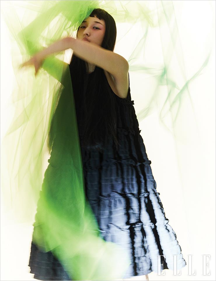 극적인 실루엣을 연출하는 블랙 티어드 드레스는 BMUET(TE).